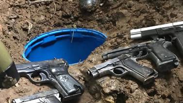 Policías encontraron 12 armas enterradas en lote baldío de Alajuelita