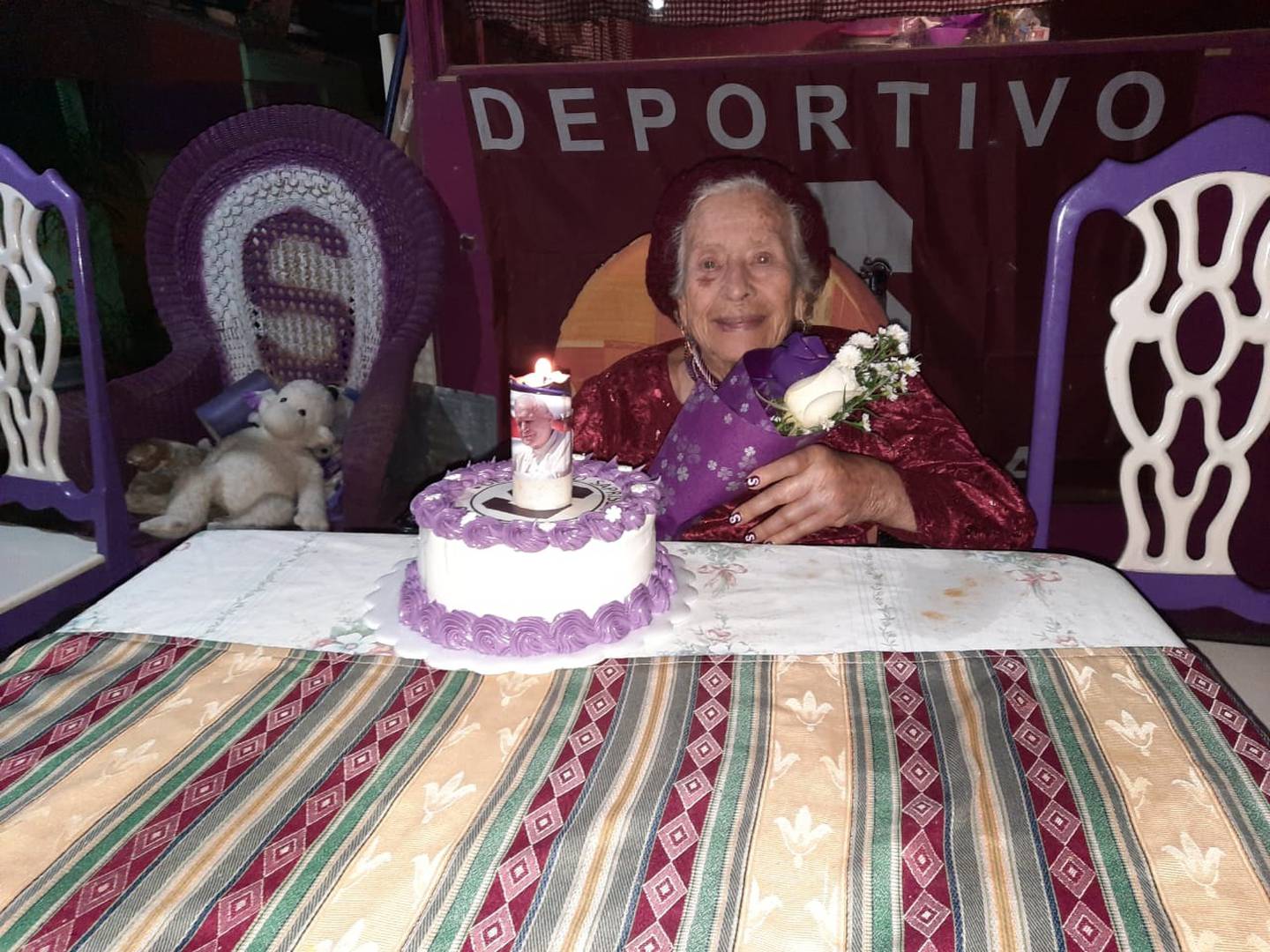 Cecilia Núñez celebró su cumple número 94 con el agane del equipo de sus amores. Cortesía.