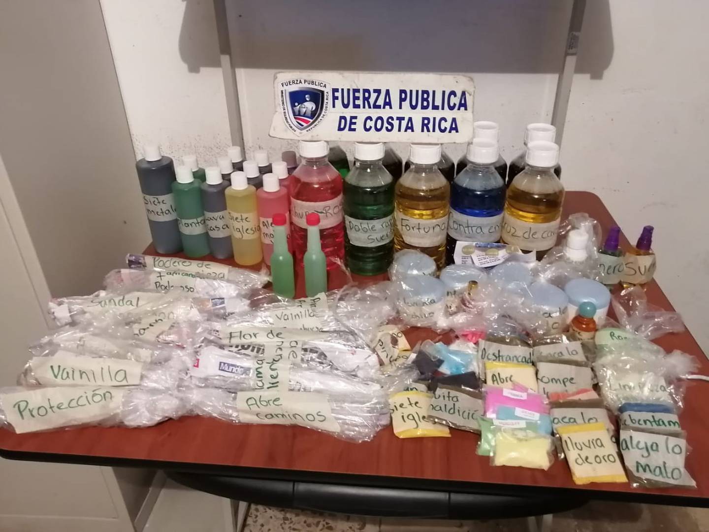 Fuerza Pública decomisa productos ilegales usados para presunta brujería. Foto MSP.