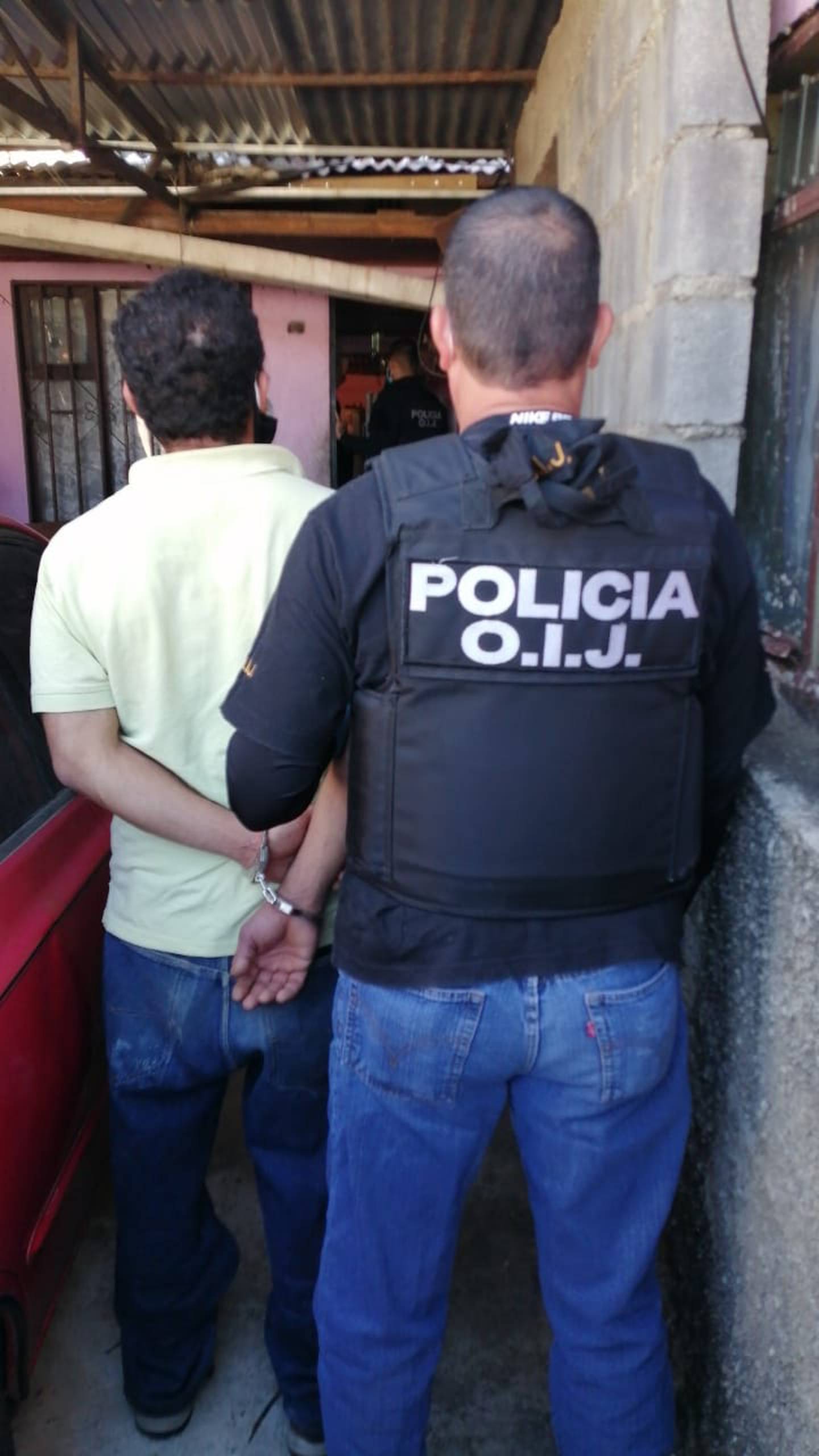 Detienen a hombre apellidado Chaves sospechoso de meterse a robar a dos casas en Heredia. Foto OIJ.