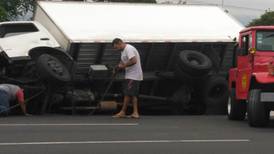 Vuelco de camión cerca del aeropuerto Juan Santamaría paraliza el tránsito