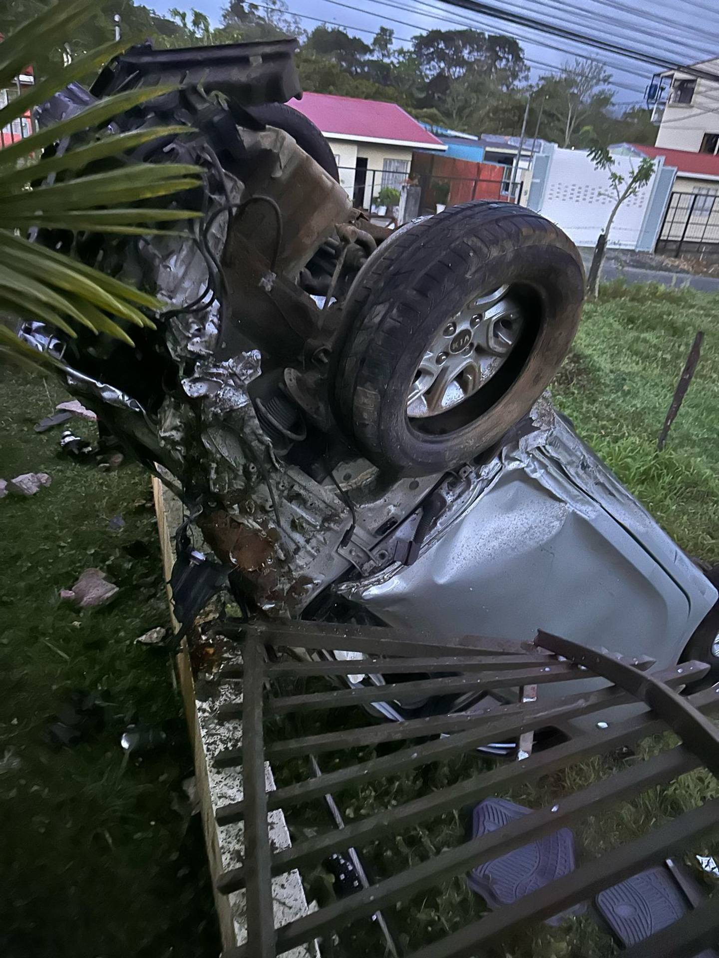 Accidente en San Gerardo de Ciudad Quesada, carro contra casa