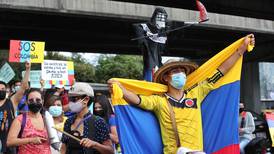 Colombianos tomaron la fuente de la Hispanidad para protestar por lo que pasa en su país