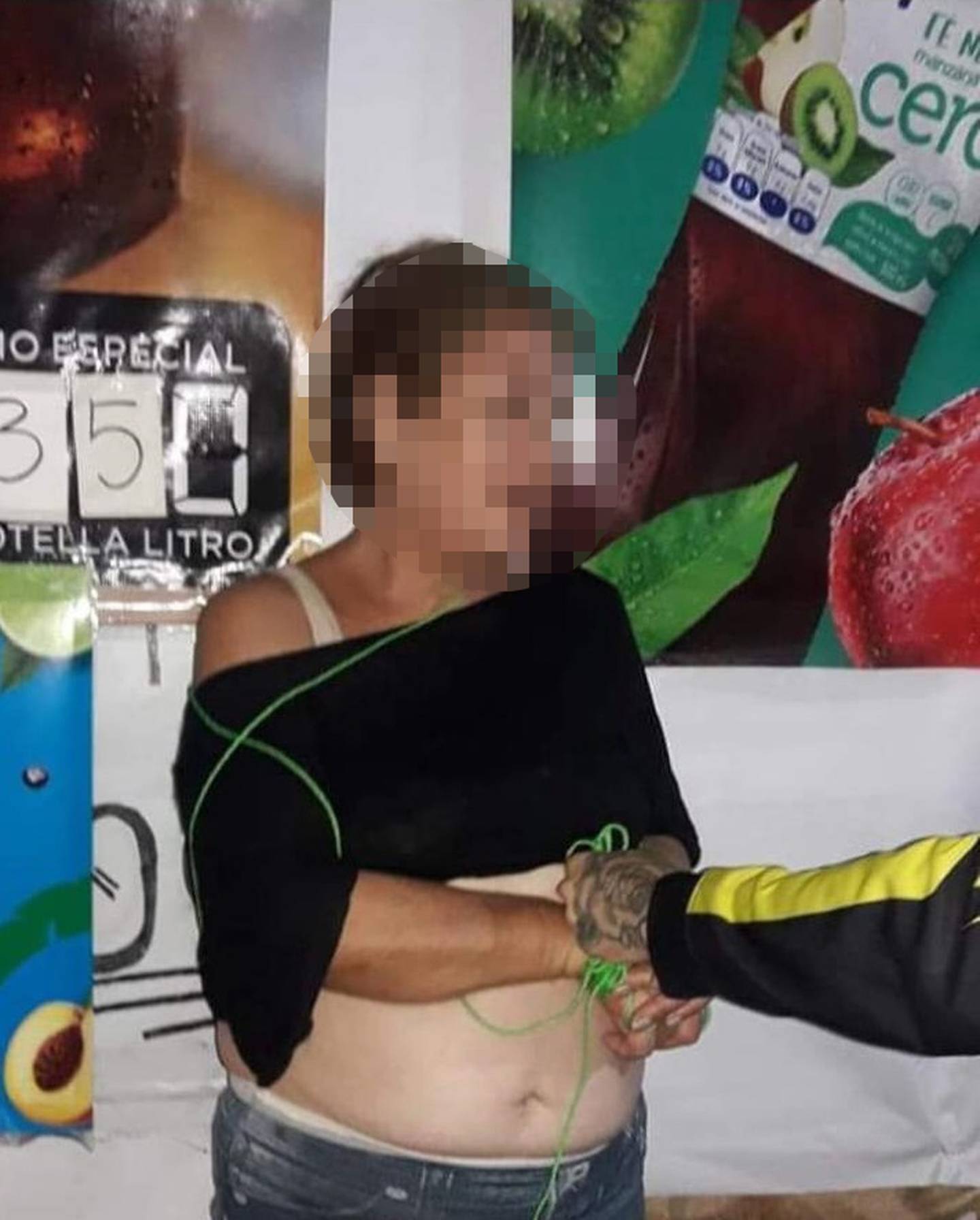 Mujer vapuleada en Curridabat por aparentemente intentar raptar a una niña de 5 años. Foto cortesía.