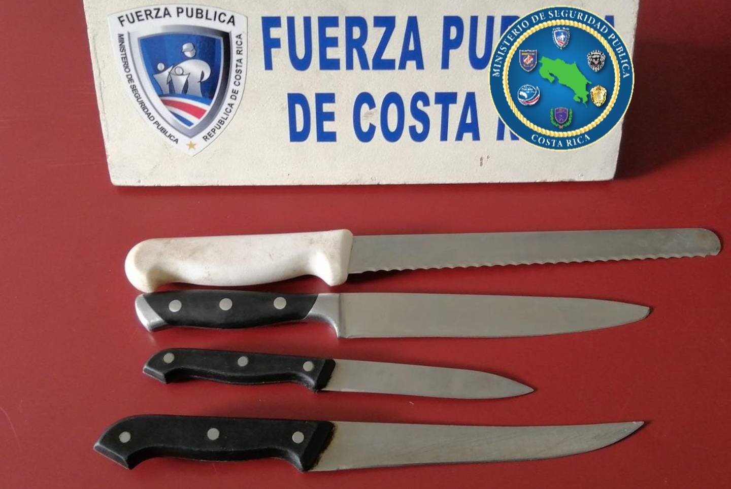 Detienen en Heredia a sujeto armado con cuatro cuchillos de cocina. foto MSP.