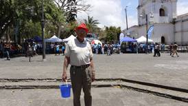 Heredianos celebraron el Día del Agua jalando baldes