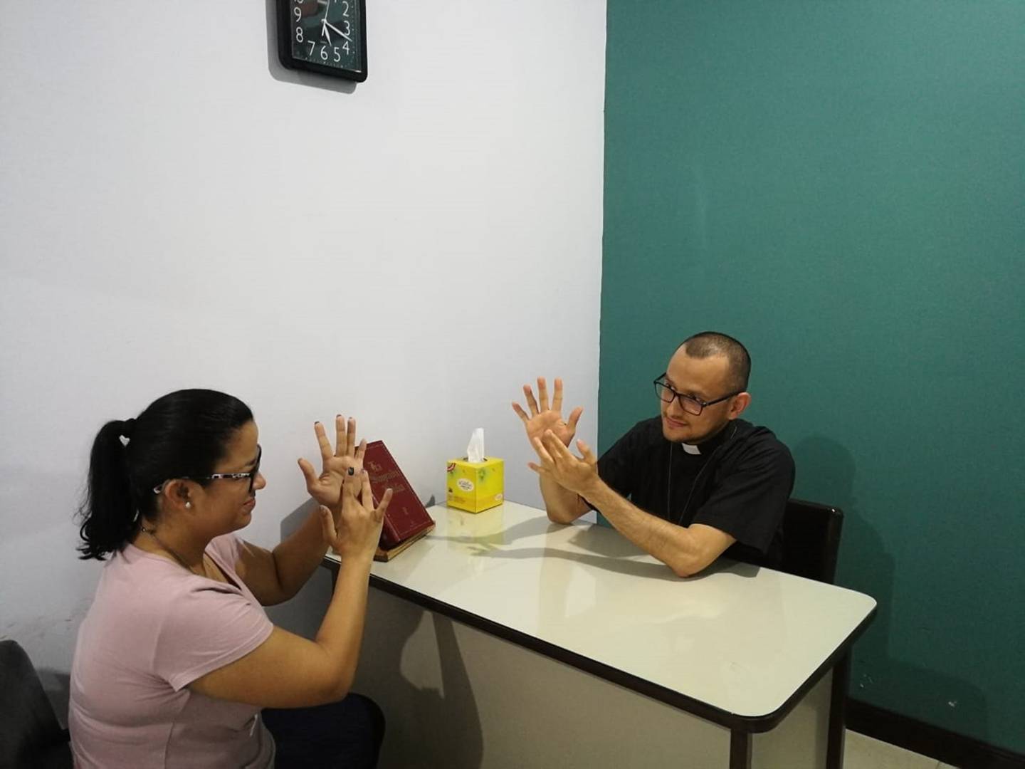 El padre Fabio Hidalgo, párroco de la Catedral de Ciudad Quesada, conversa en lengua lesco con Tatiana