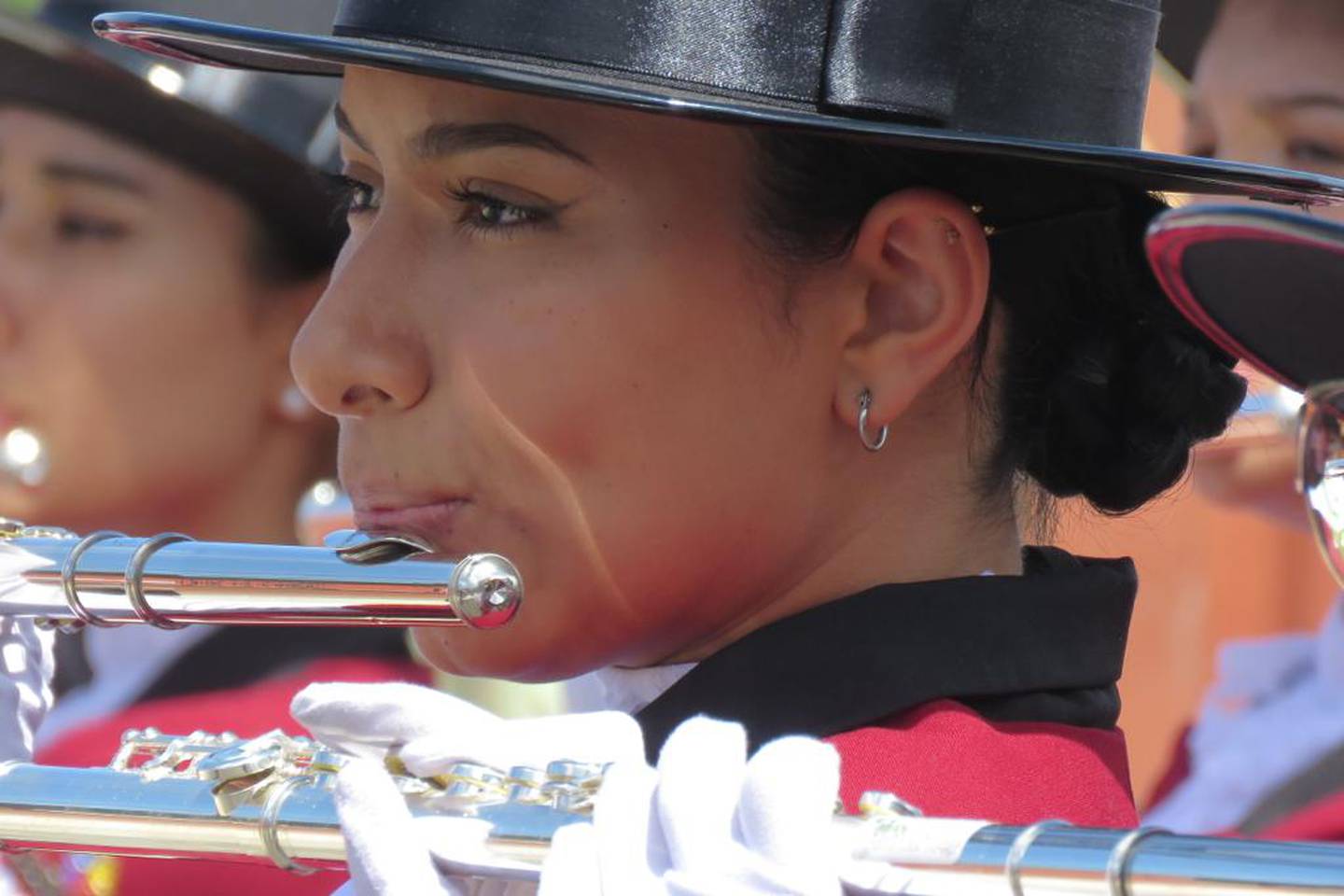 Sofía (19 años) e Indira (22 años) Leal Mora viven en barrio Panamá, en Santa Cruz de Guanacaste. Ambas están en la sección de vientos de la Banda de Zarcero, Sofía toca la flauta transversal e Indira el saxofón alto.