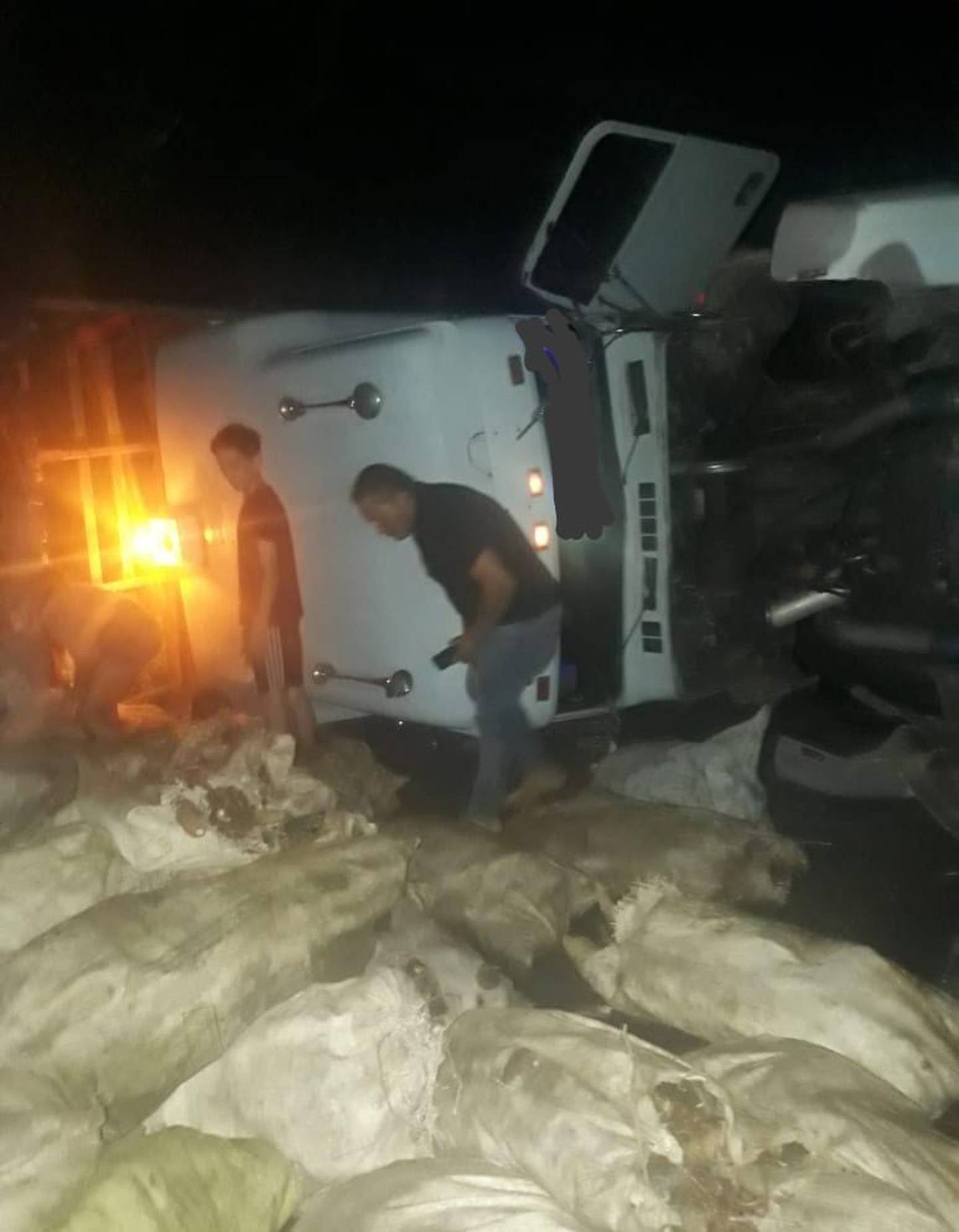 vuelco camion cargado de yuca deja un muerto en Sarapiquí. Foto suministrada Reyner Montero.