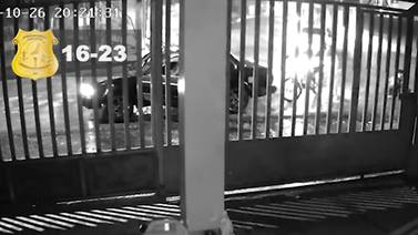 (Video) Despiadado golpeó a motociclista y huyó en lugar de ayudarlo 