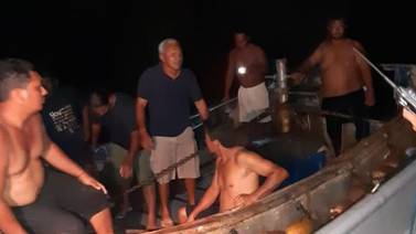 Barco sardinero se hundió en Puntarenas y dos pescadores siguen desaparecidos