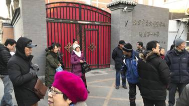 Hombre hiere con martillo a 20 niños en escuela de China