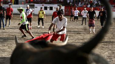 Video: Improvisado quedó con las nalgas al viento en corrida de toros de Zapote
