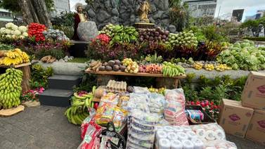 Trameros de mercados josefinos llenaron de ofrendas el huerto de la Catedral