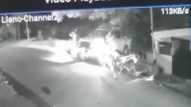 (Video) Loco al volante le echó carro encima a Policías que atendían emergencia