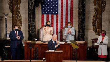 Mujeres hacen historia en E.E.U.U. con aparición de Pelosi y Harris detrás de Joe Biden en discurso