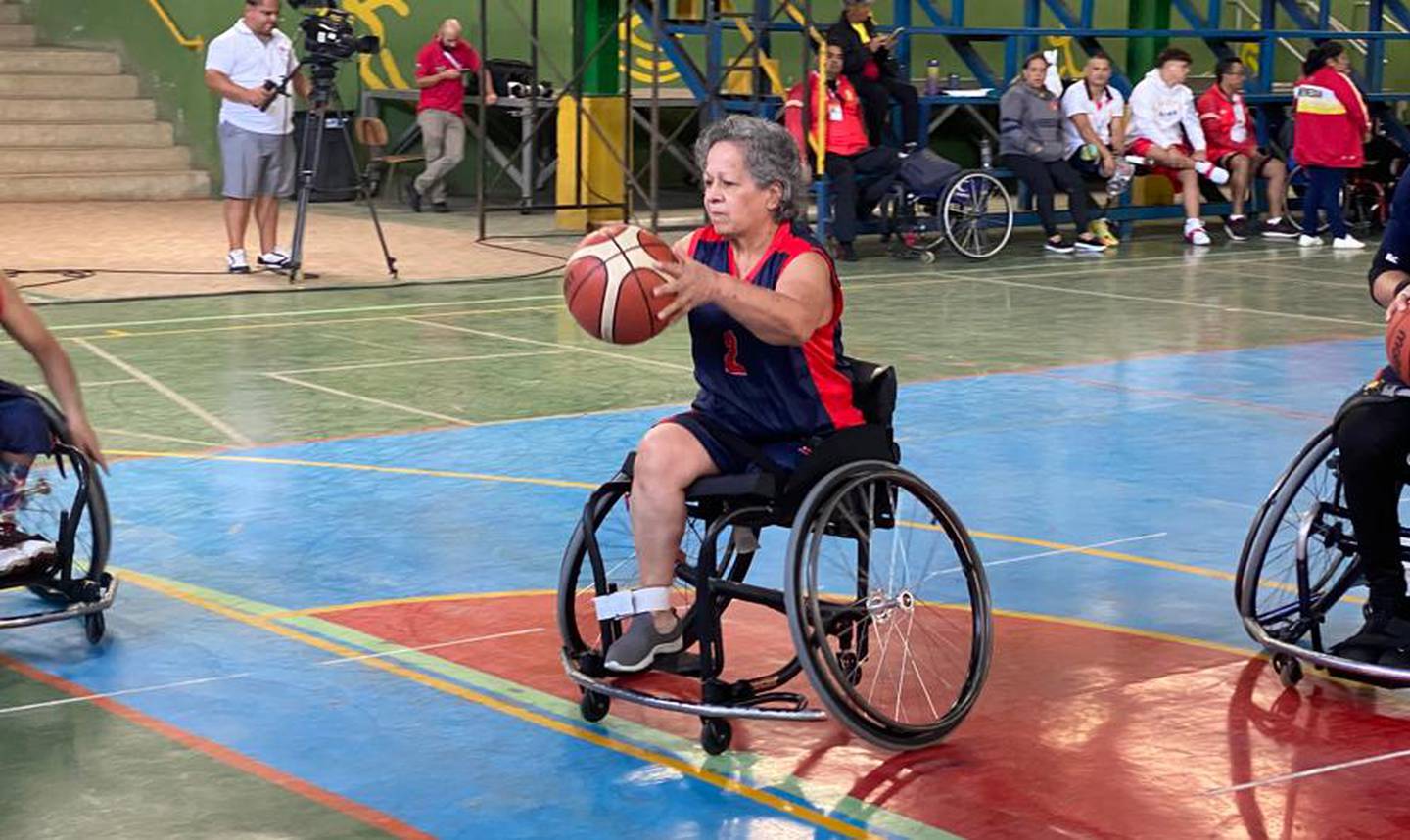 Doña Juanita Rodríguez Fonseca tiene 67 años cumplidos y bien vividos. Este 2023 está debutando como atleta en el parabaloncesto de los Juegos Paranacionales Icoder 2022-2023