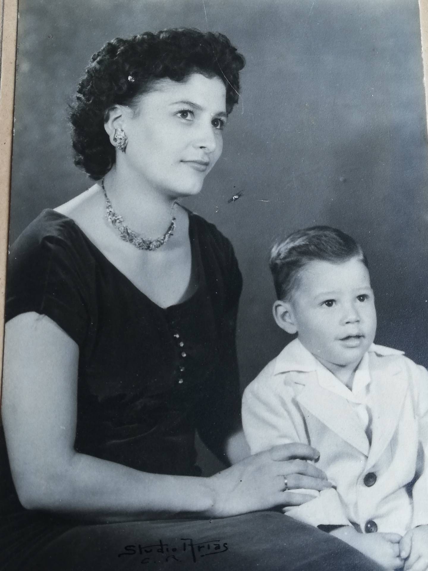 El 12 de octubre de 1970, Costa Rica vivió lo que se considera como la primera explosión, registrada por los medios de comunicación, de cilindros de gas, Jorge Alberto Cordero Chinchilla tenía 14 años y fue uno de los afectados. En la foto con su mamá, doña Norma Cordero.