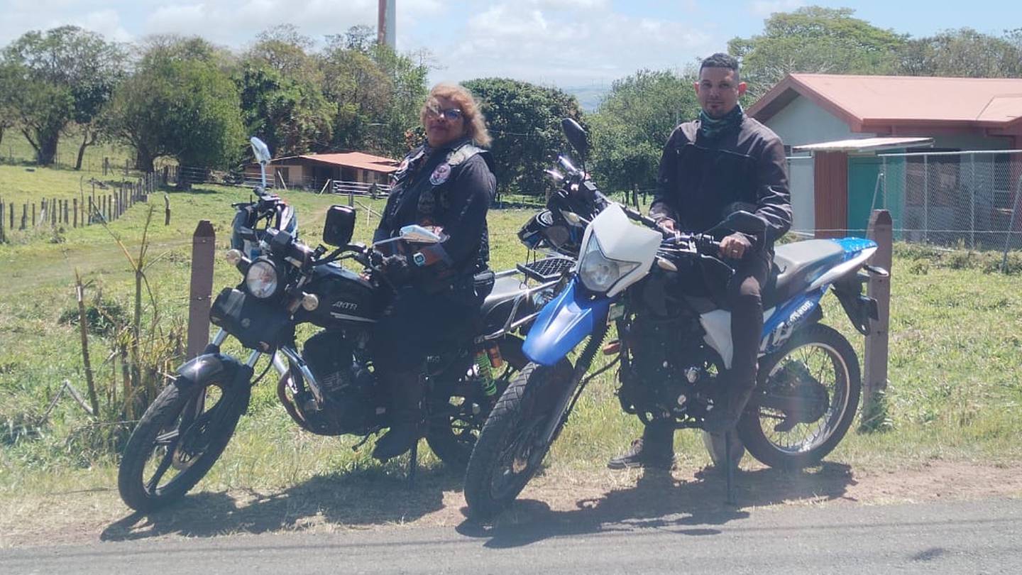 Cincy Rojas Araya y Alejandro Rojas Alfaro, es la pareja de ahora esposos que el pasado sábado 25 de febrero, a las 4 de la tarde se dieron el “sí, acepto”, entre sus familiares, padrinos y miles de motoqueros de todo el país y otros lugares de Centroamérica y hasta México