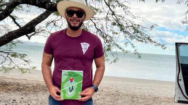 Alonso Solís disfruta mucho leer el libro que publicó Rónald González
