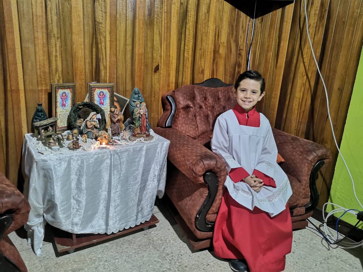 Evan Arroyo Arguedas es monaguillo en la parroquia San Rafael Arcángel de San Rafael Arriba de Desamparados y tiene cuatro días de “hacer teletrabajo”