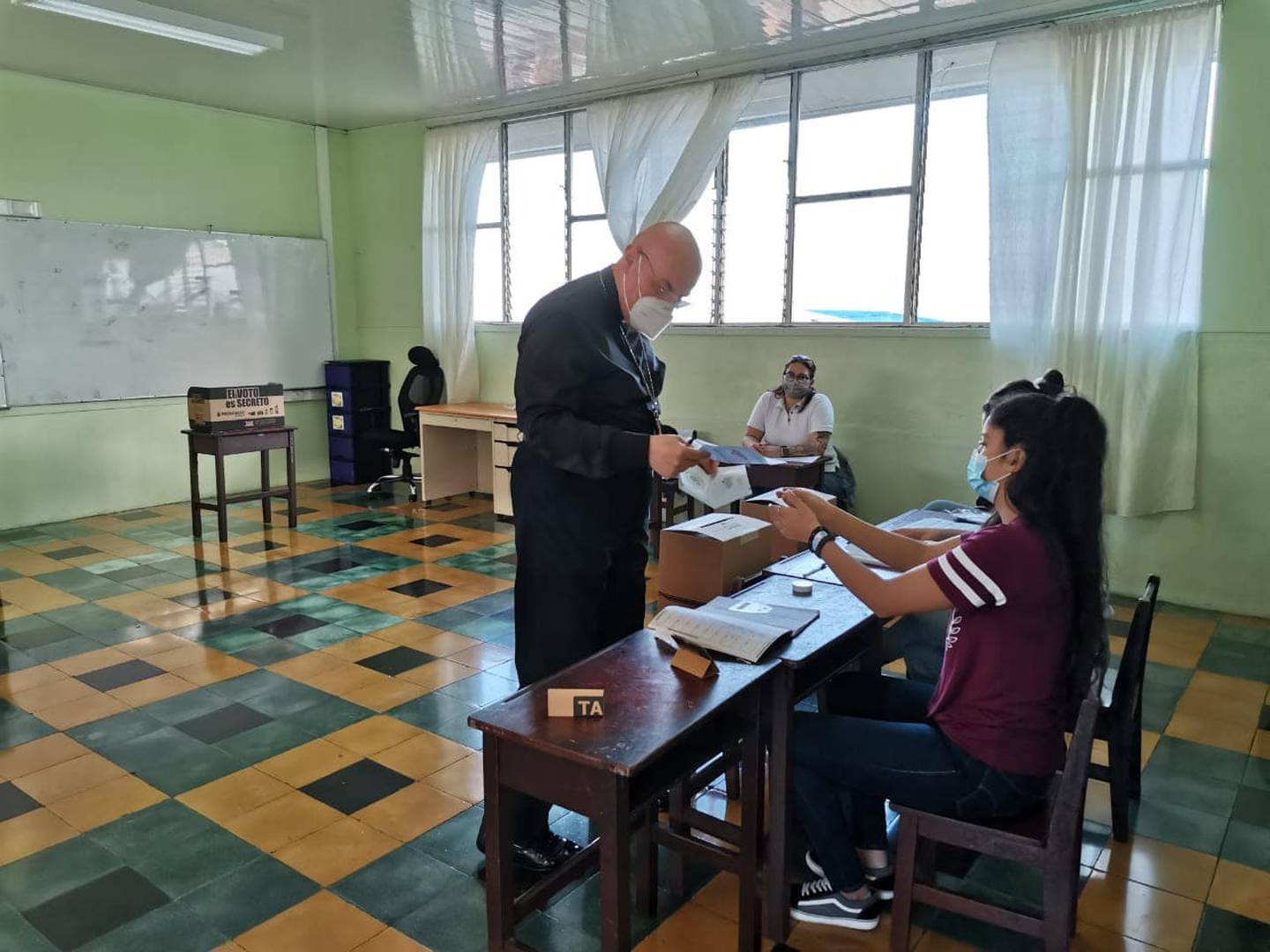 Monseñor José Manuel Garita, obispo de Ciudad Quesada, votará en la Escuela Juan Chaves Rojas, en Cuidad Quesada, tempranito, cerca de las 7 a.m.... porque a las 8 a.m. preside la Misa en la Catedral.