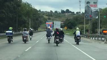Video muestra las piruetas que realiza un grupo de motociclistas en Cartago
