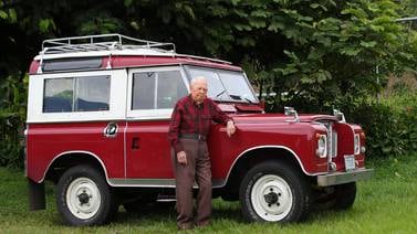 Abuelito de 96 años sigue enamorado de su Land Rover modelo 77 (Video)