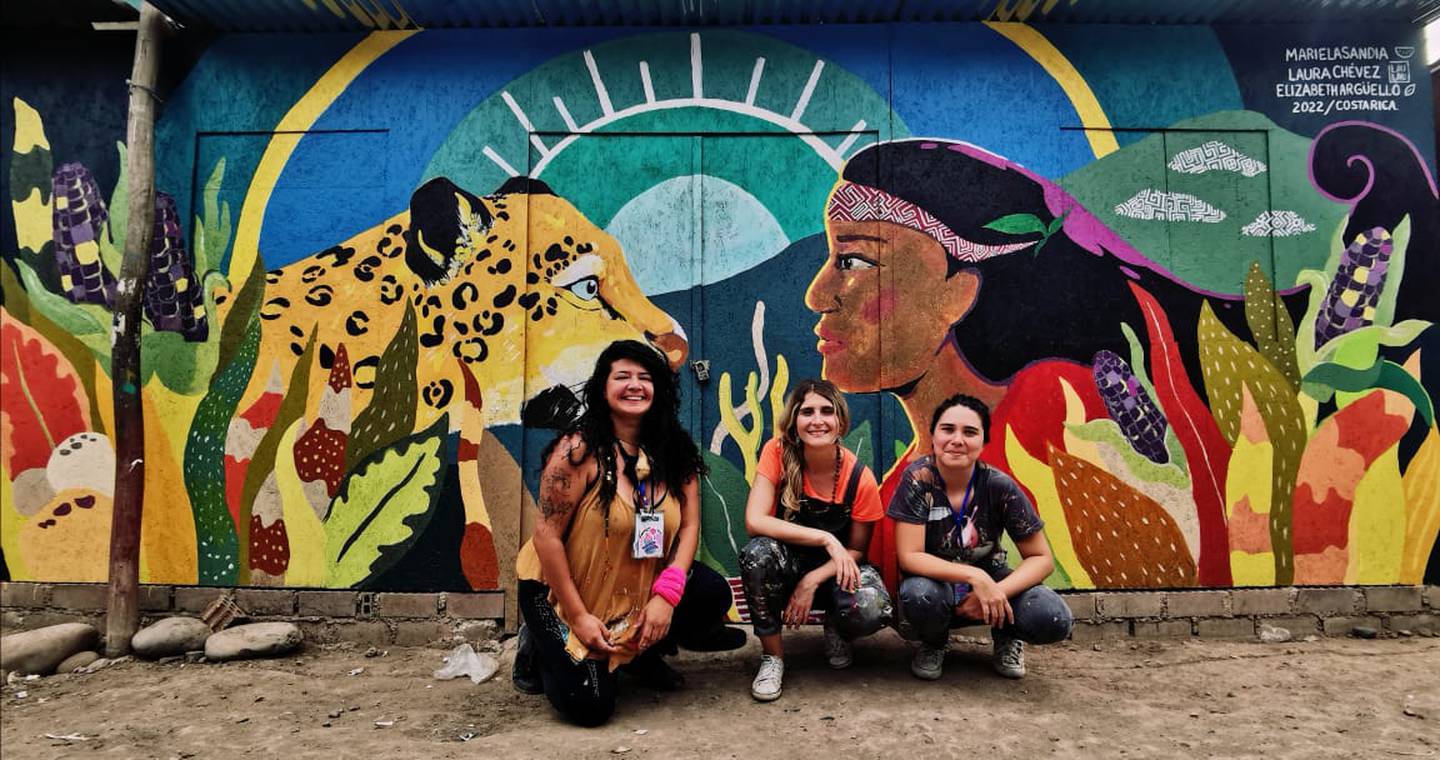 Mariela Montoya (conocida como Mariela Sandía), Elizabeth Argüello y Laura Chevez, participaron en el festival “Nosotras estamos en la calle” de mujeres muralistas en Perú