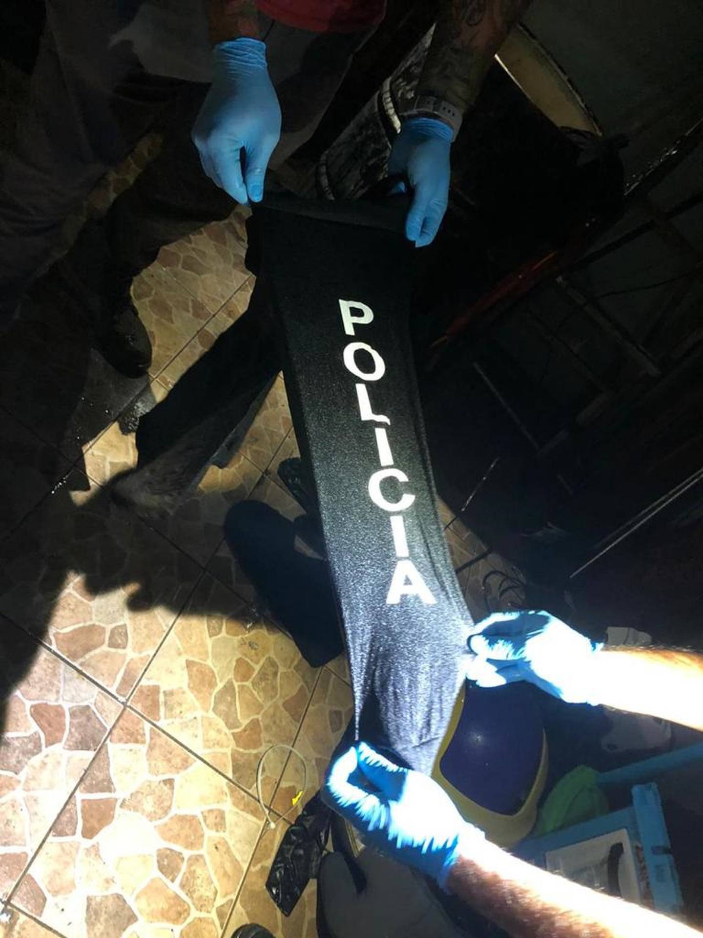 OIJ detienen a sujeto sospechoso de narcotráfico y 8 sujetos con chalecos rotulados con logos de OIJ y PCD. Foto OIJ.