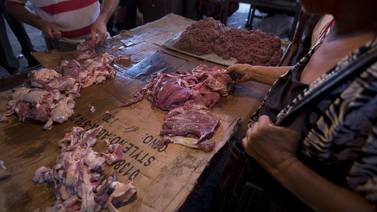Venezolanos hacen fila para comprar carne podrida