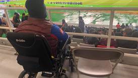 Persona con discapacidad pasó un mal rato y su familia asegura que fue por problemas en el estadio