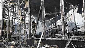 Bomberos ucranianos sin pausa para apagar incendios que causan bombas rusas 