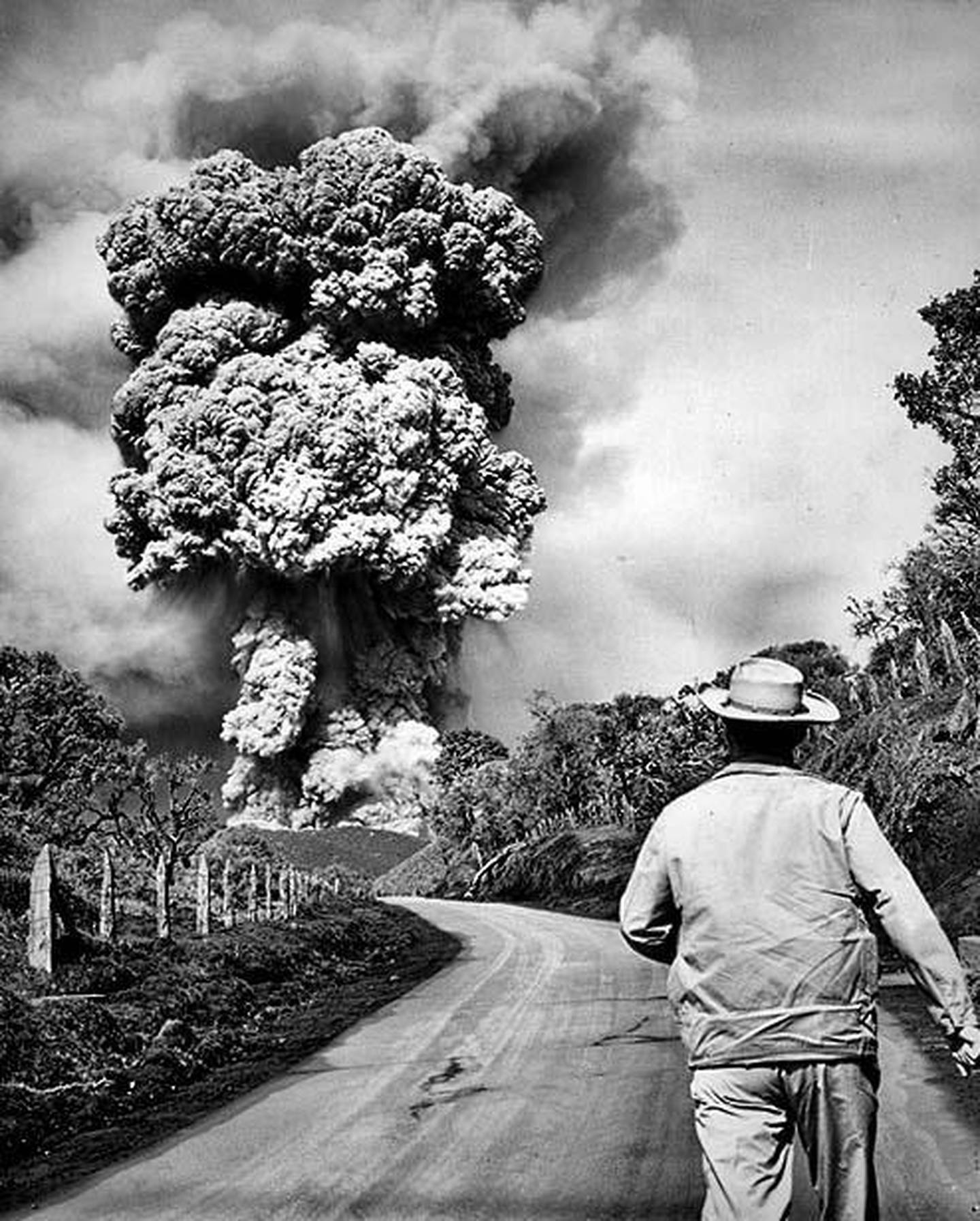 El 09 de agosto de 1962 un fuerte retumbo y una gran columna de vapor marcaron el inicio de lo que sería un nuevo ciclo eruptivo en el cráter principal del volcán Irazú, precisamente, siete meses después, pasada la 1:00 pm del 13 de marzo de 1963, una enorme nube de ceniza que se apreciaba desde distintos puntos del Valle Central anunciaba que el macizo del Irazú había entrado en erupción, periodo que se extendería hasta 1965.