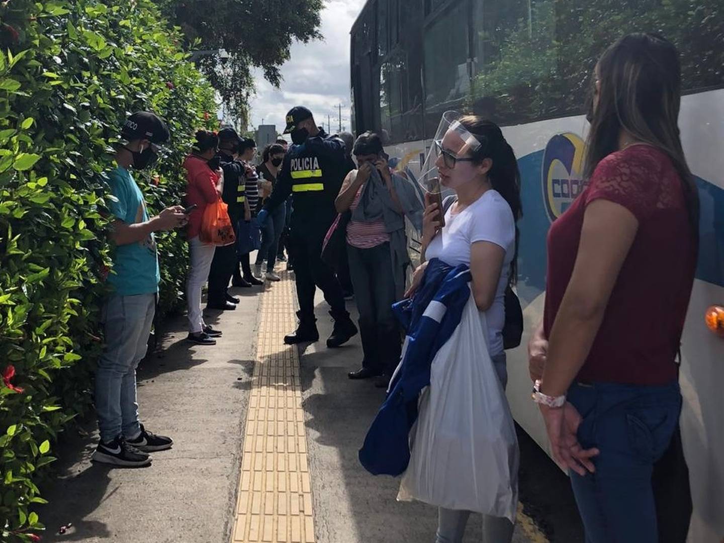 Mujer causa alboroto en bus de Cartago al mentir diciendo que es un caso positivo por COVID-19. Foto cortesía.