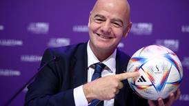 Reconocido exfutbolista tico felicita a presidente de la FIFA por reelección 
