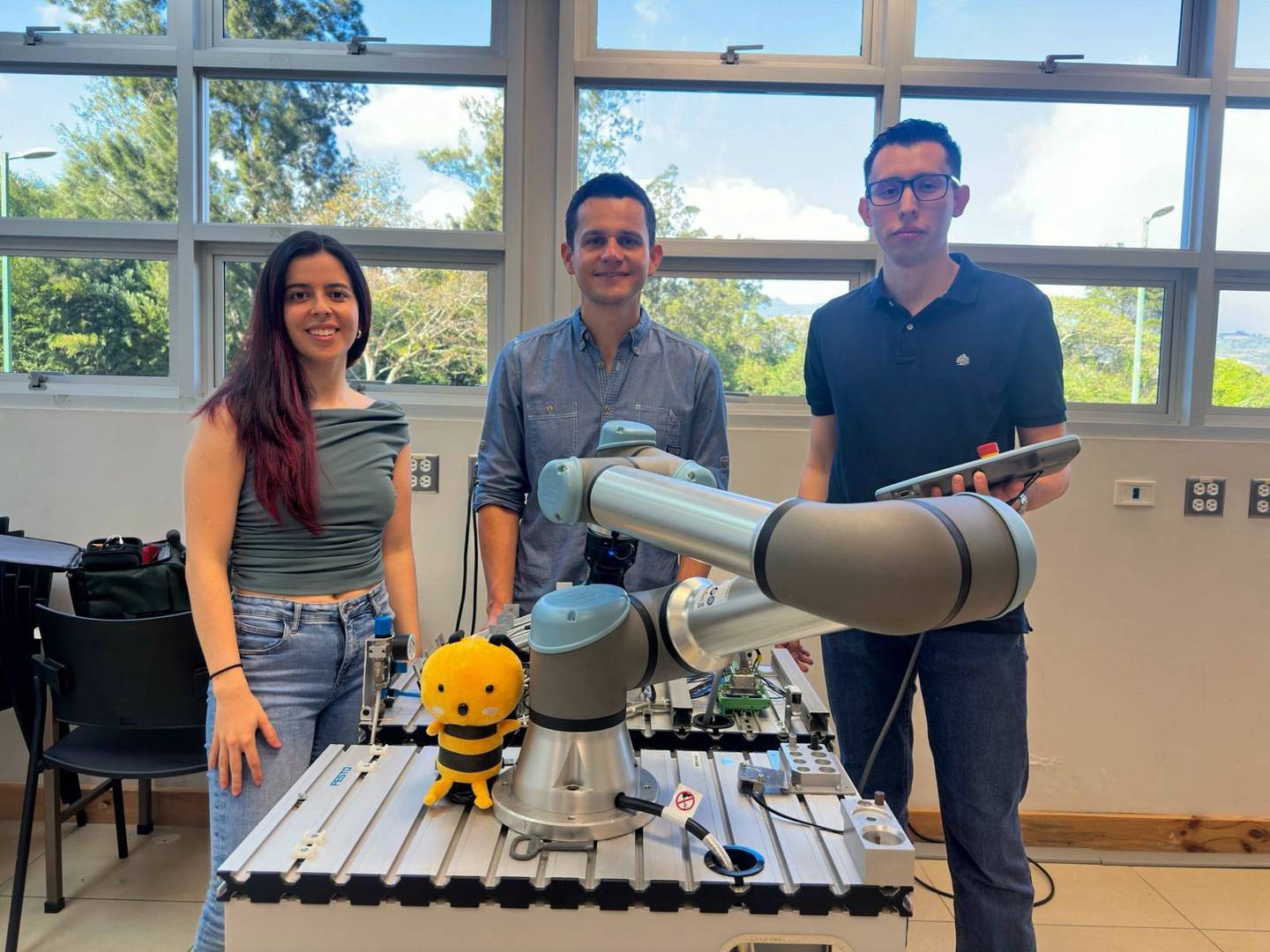Jimena Murillo y Francisco Aguilera representarán a Costa Rica en una competencia internacional de robótica.