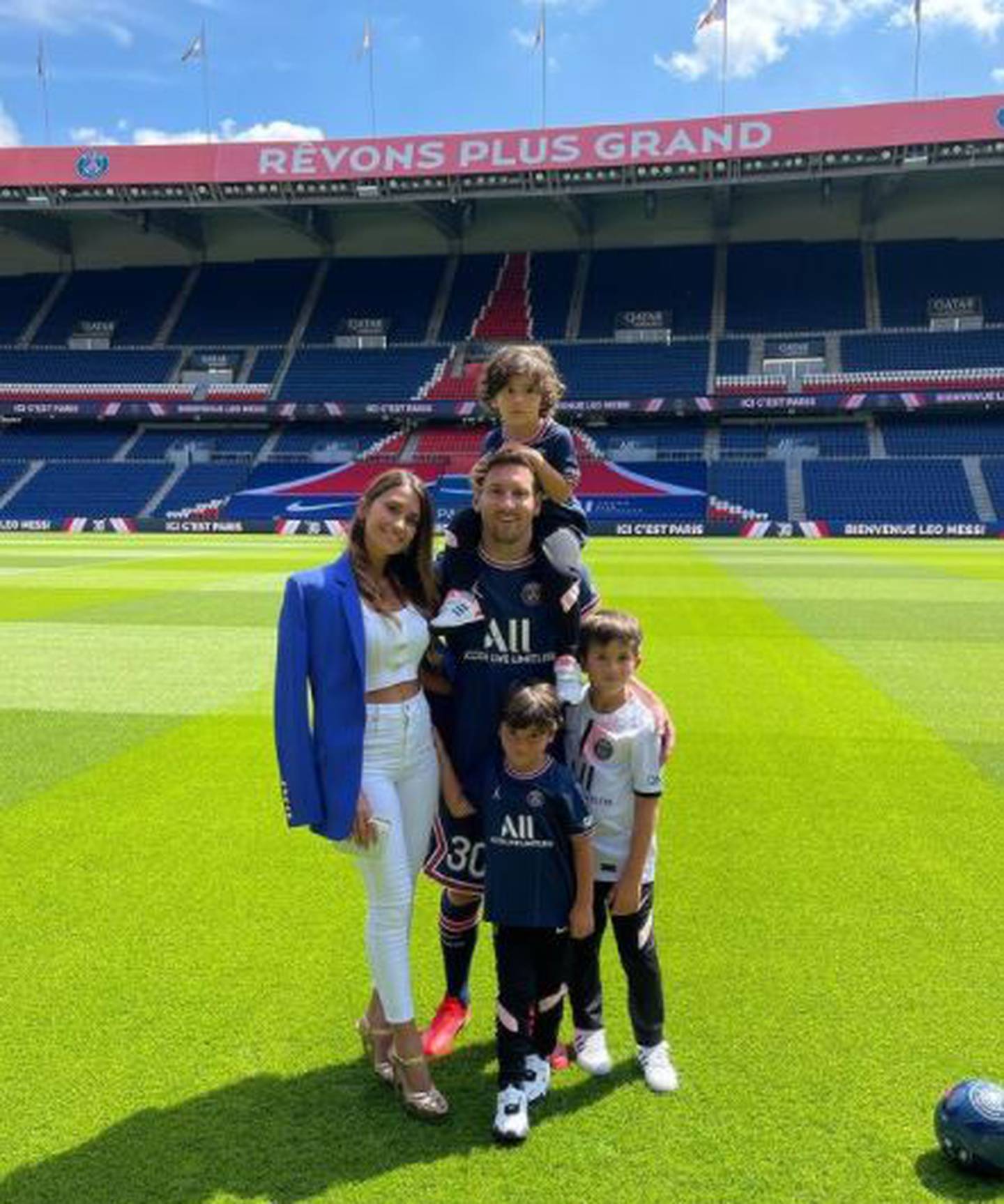 Messi, con su esposa Antonela Roccuzzo y sus hijos Thiago Mateo y Ciro. Instagram.
