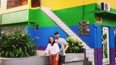 Mamá pintó su casa como un arcoíris para apoyar a su hijo gay