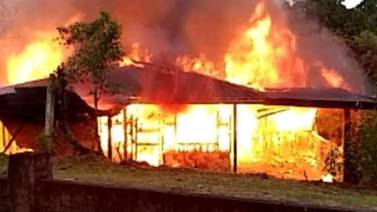 Fuego acabó con casita que papá dejó a dos jovencitas en San Carlos