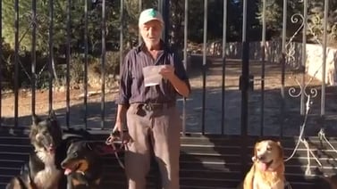 (Video) Abuelito tiene cáncer y busca que alguien adopte sus perritos