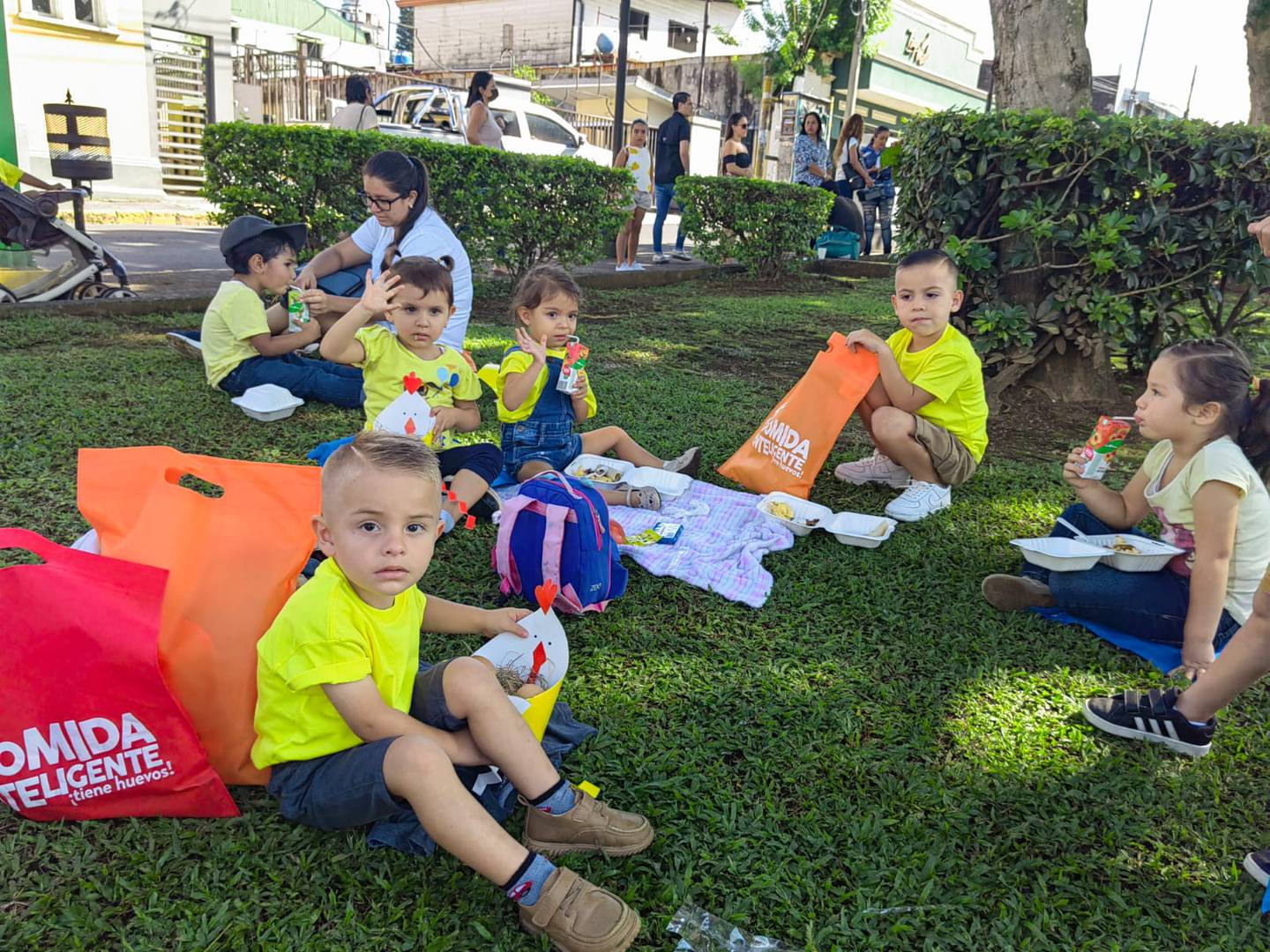 La Cámara Costarricense de Avicultores celebró el 14 de octubre del 2022 el Día Mundial del Huevo en el parque Juan Santamaría de Alajuela. En la foto, pollitos de la comunidad de San Rafael de Poás en Alajuela.