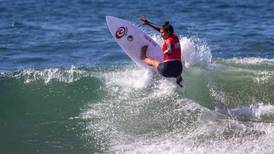 Brisa Hennessy gana torneo de surf en Francia y clasifica al Tour Mundial