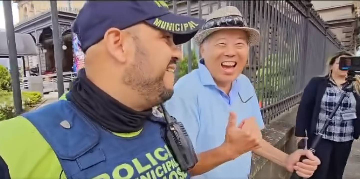 Turista chino quedó sorprendido cuando el oficial de la Policía Municipal, José Masis Estrada, le habló en Mandarín