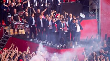 Encuentran dedo perdido por aficionado del Twente en la celebración del ascenso