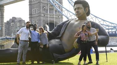 Sorprenden a londinenses con enorme  estatua del actor  Jeff Goldblum  