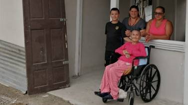 Abuelita rescatada de incendio necesita un último empujón para volver a su casa 