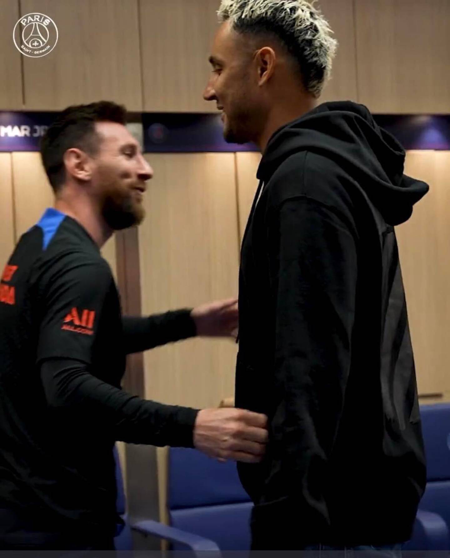 El saludo entre Keylor Navas y Lio Messi. Captura de video.