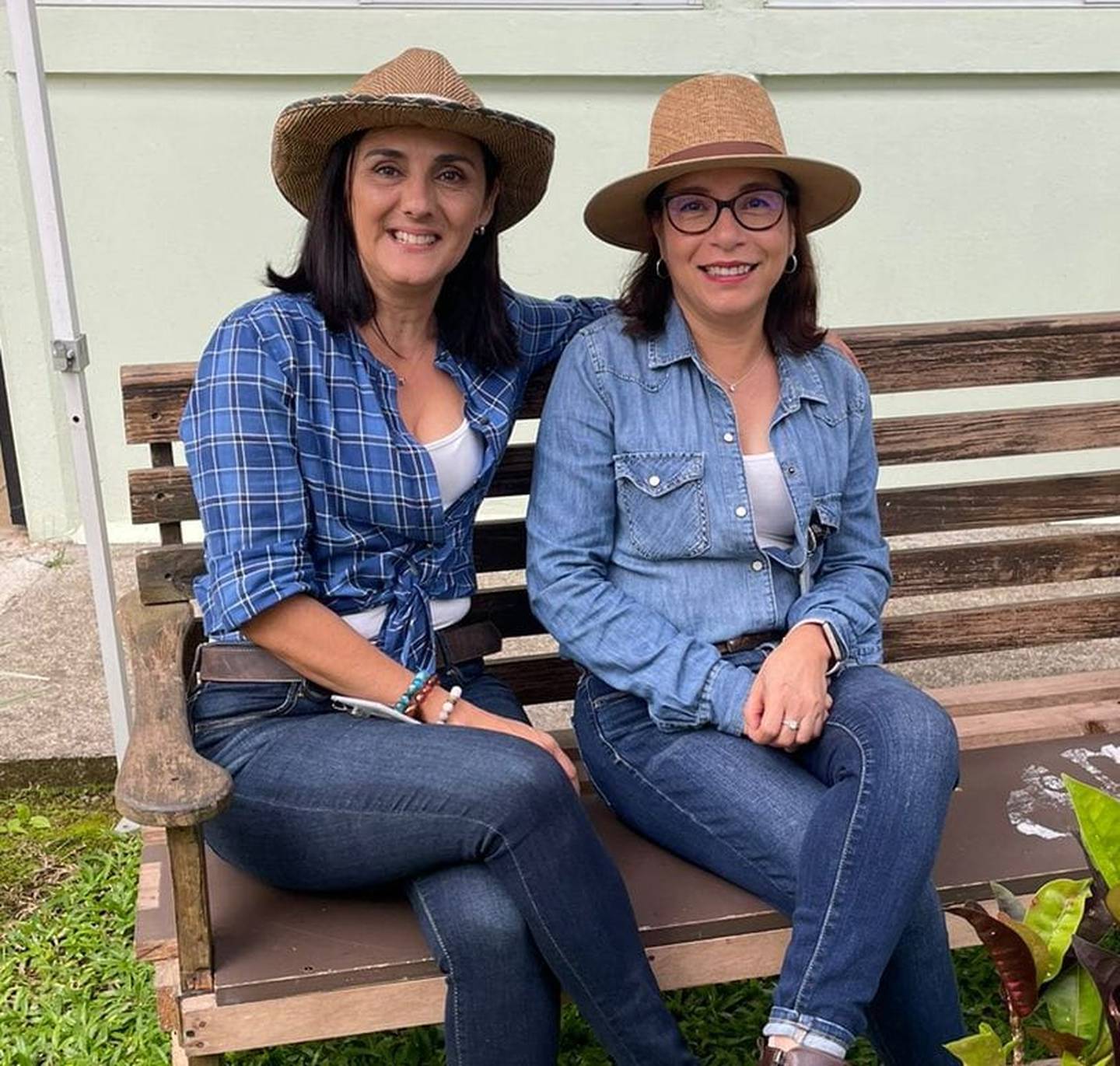 La sicóloga Cinthia Delgado Solera y la socióloga Susana Hernández Durán, comprendieron en el 2020 que les urgía un pasatiempo que las distrajera del gran estrés y ansiedad que les producía la pandemia por el covid-19, por eso se pusieron a tejer.