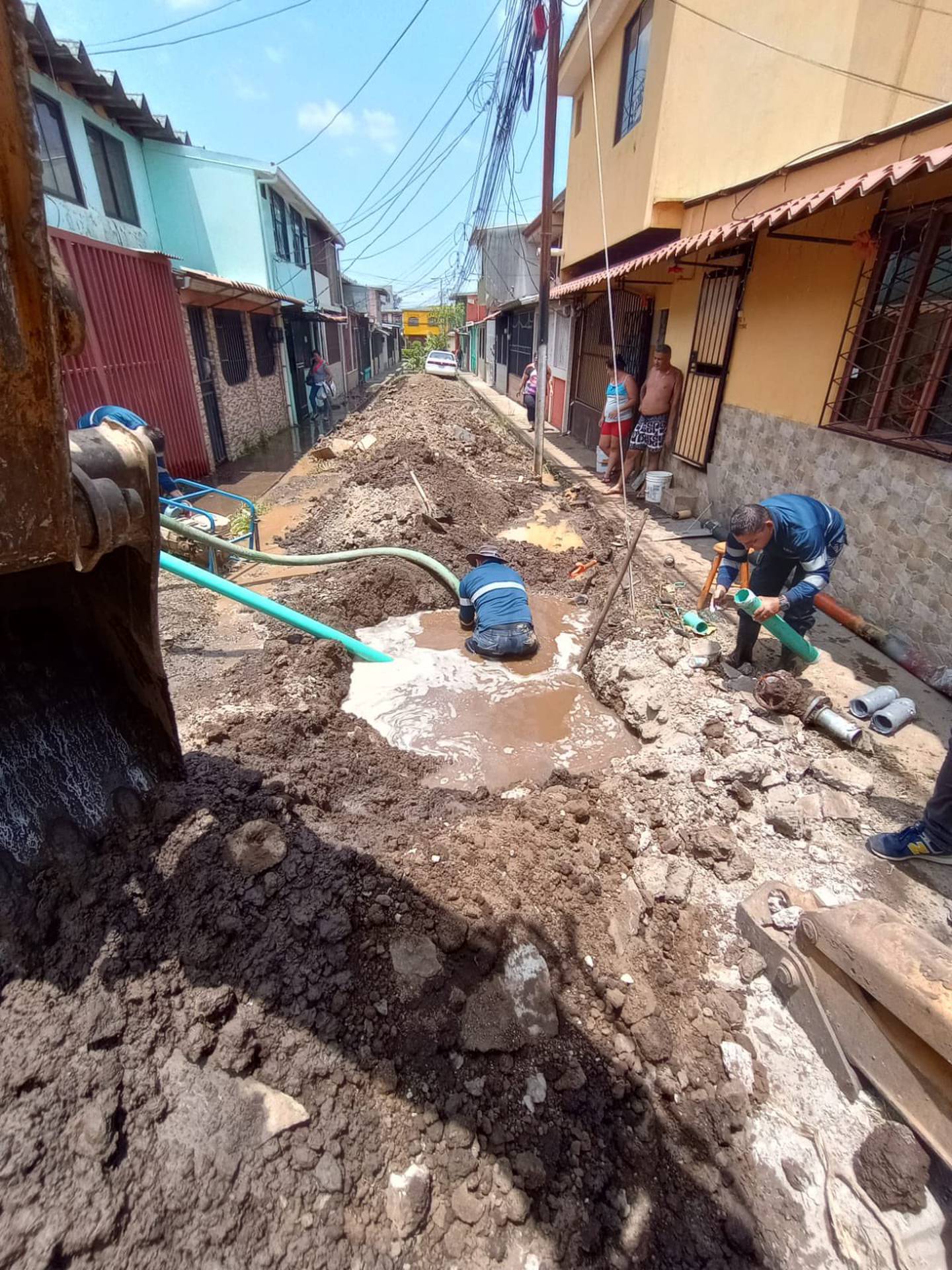 Vecinos de Hatillo 8 están sin agua, luego de que se hicieran trabajos para hacer una alameda como calle.